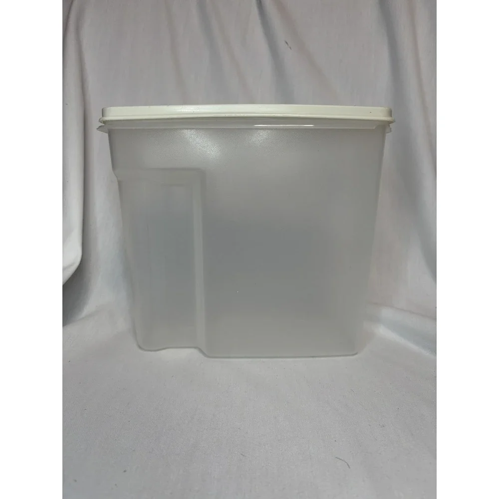 VTGRubbermaid Servin Saver 13 Cups Clear Plastic Cereal Container White Snap Lid